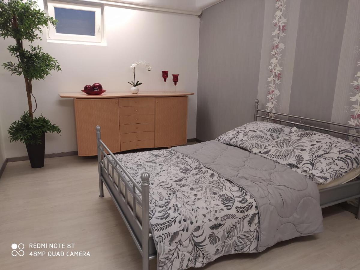 Park Villa Ferienwohnung Mit Pool Und 3 Schlafzimmer Uelzen Eksteriør billede